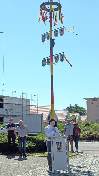 Ortsbürgermeister bei der Ansprache am Maibaum