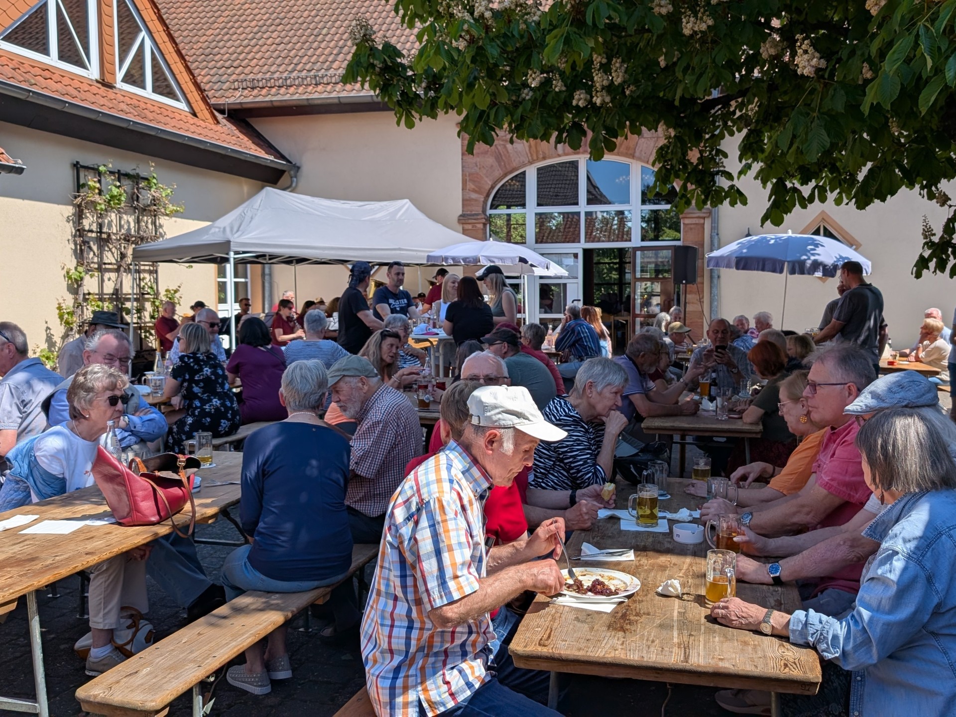 Maibaumfest vor dem Bürgerhaus Hütschenhausen
