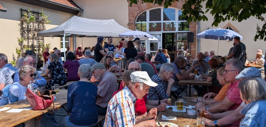 Maibaumfest vor dem Bürgerhaus Hütschenhausen
