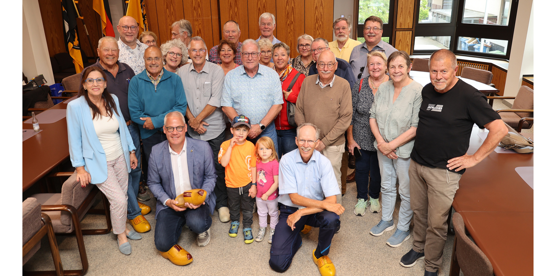 Gruppenfoto im Ratssaal in Ramstein