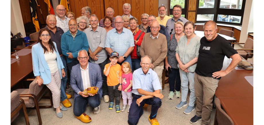 Gruppenfoto im Ratssaal in Ramstein