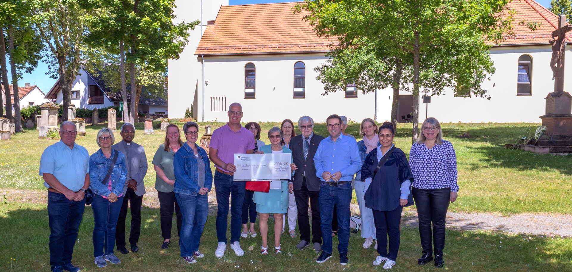 Die Spendenempfänger vor der Urnenkirche