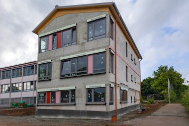Der Anbau am Schulgebäude