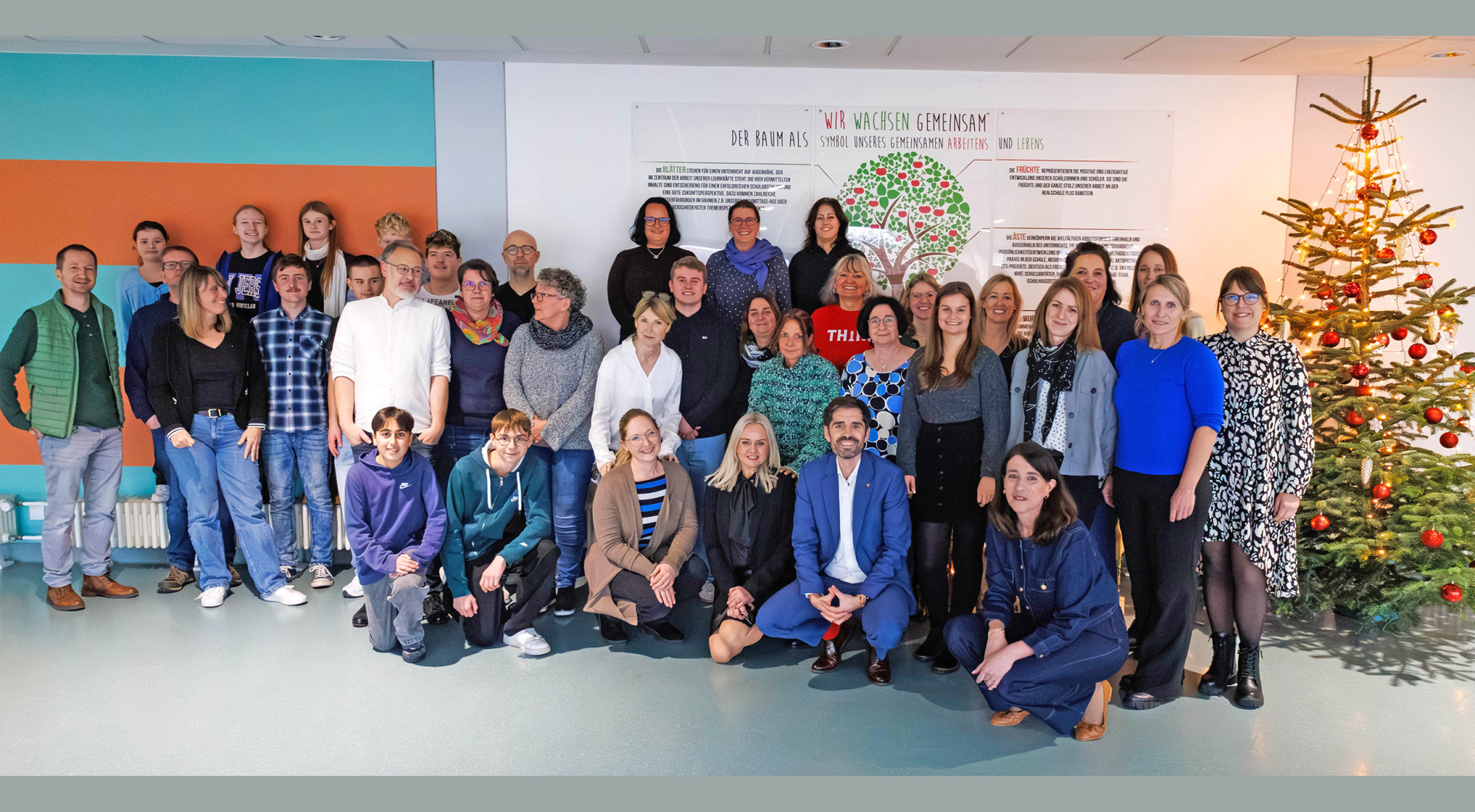 Minister mit Kollegium und Schülern der RSplus