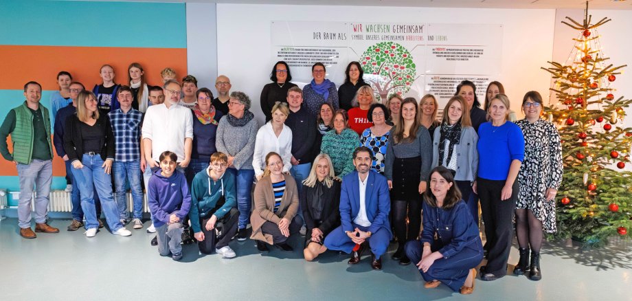 Minister mit Kollegium und Schülern der RSplus