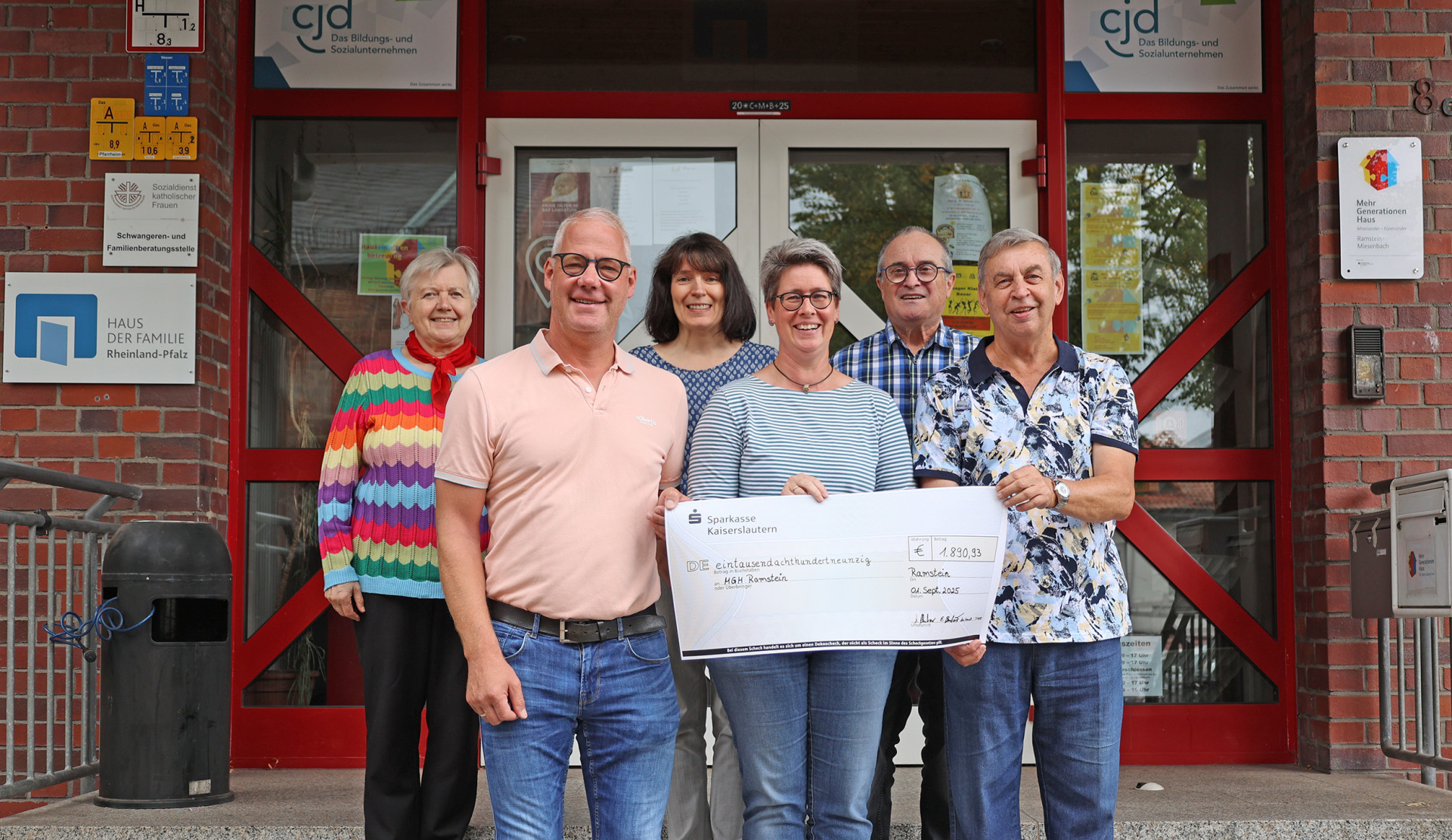 Spendenübergabe vor dem Eingang zum MGH