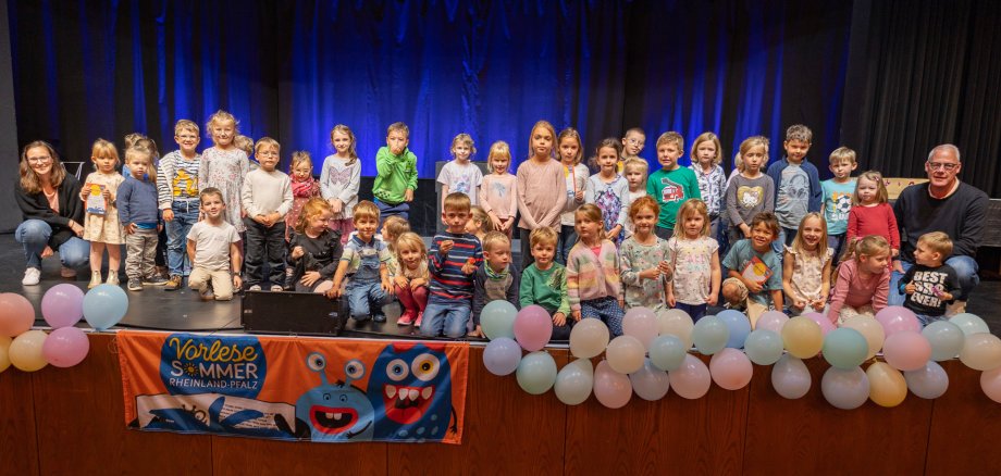 Gruppenbild mit allen teilnehmenden Kindern