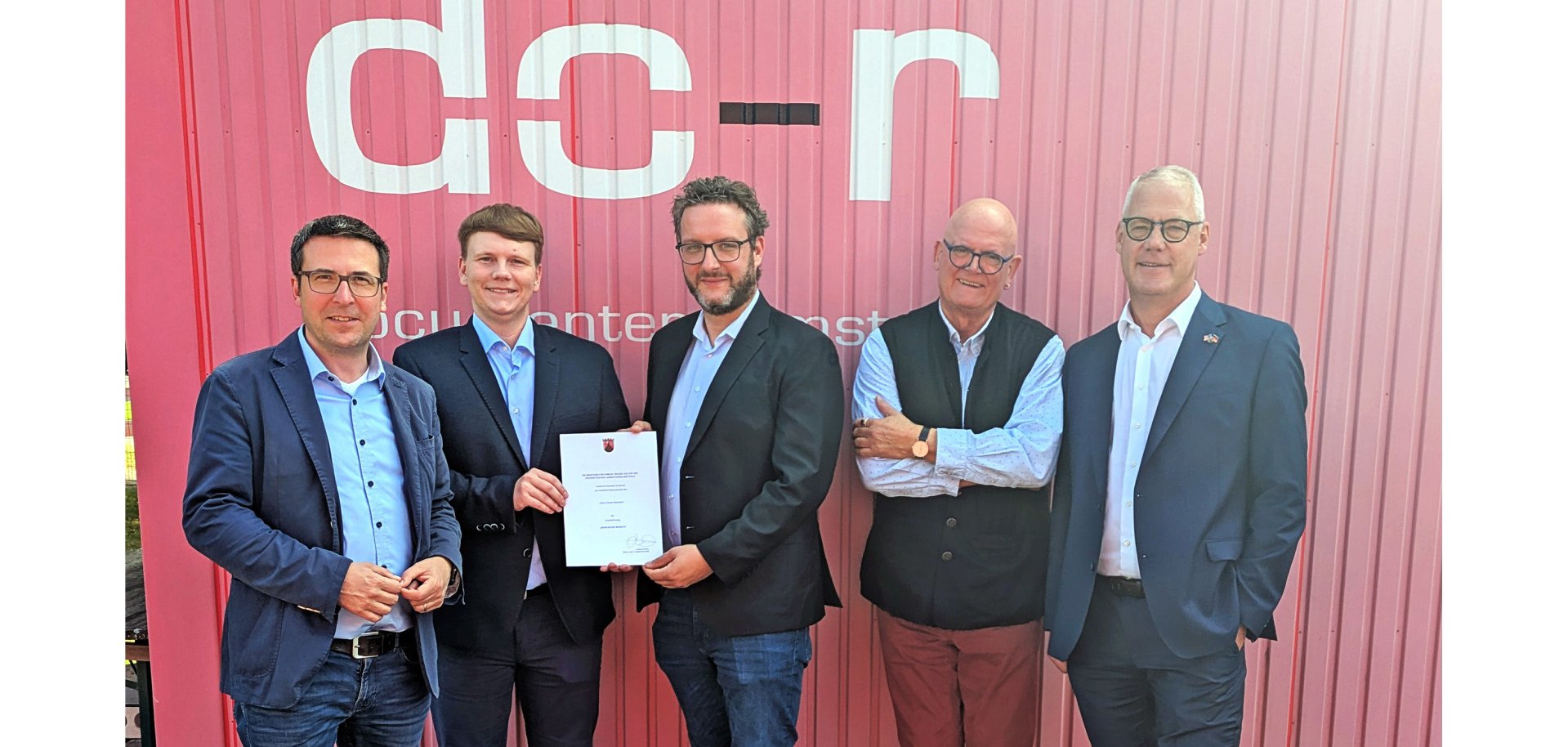 Foto der Urkundenübergabe