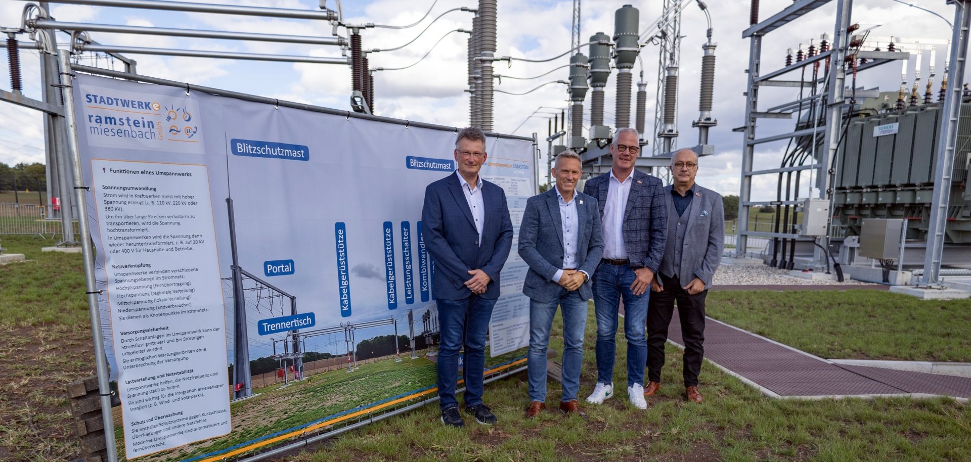 Gruppenbild vor Umspannwerk