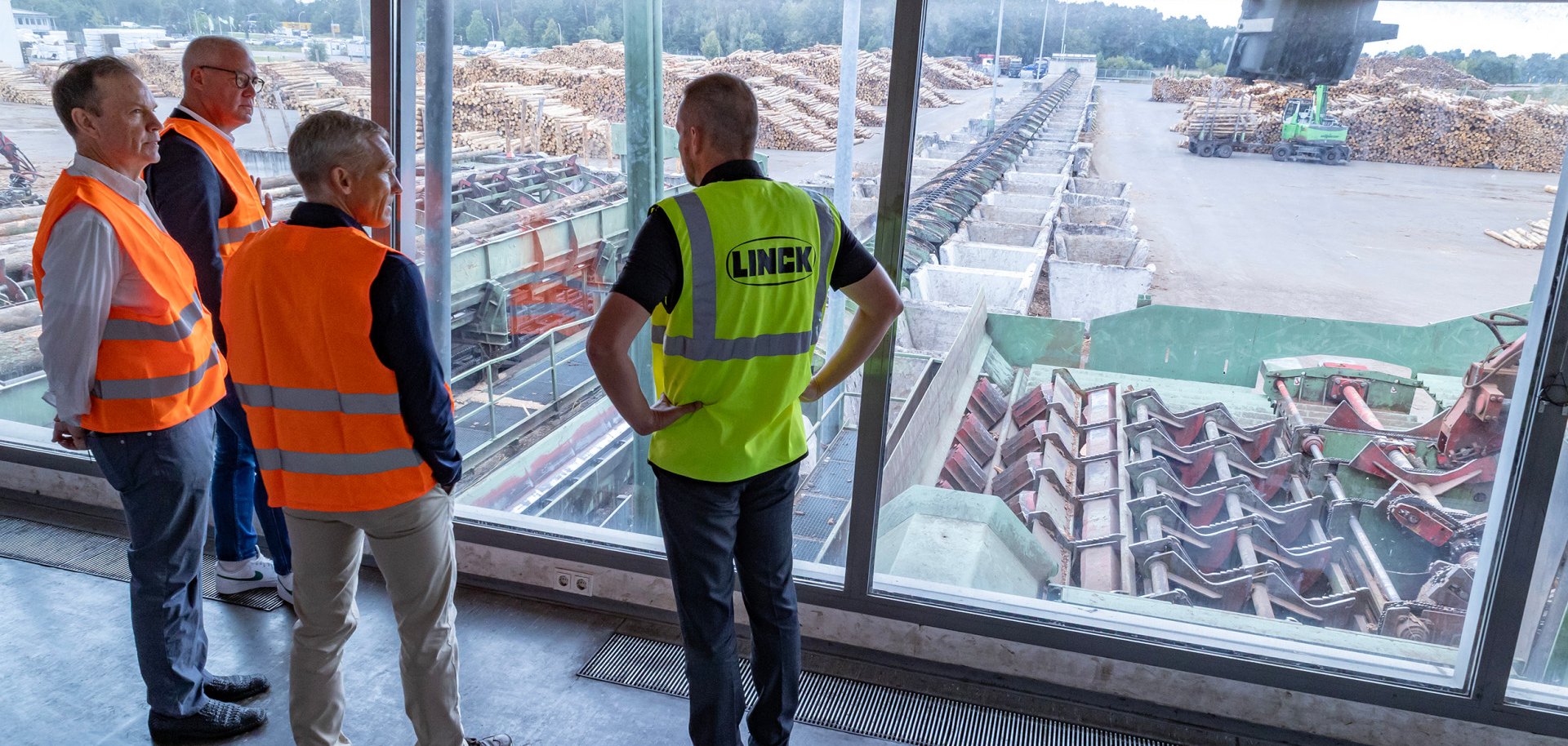Besucher im Werk der Fa. Rettenmeier