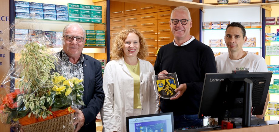 Apothekerin mit Bürgermeister, Beigeordnetem und Werberingvorsitzendem