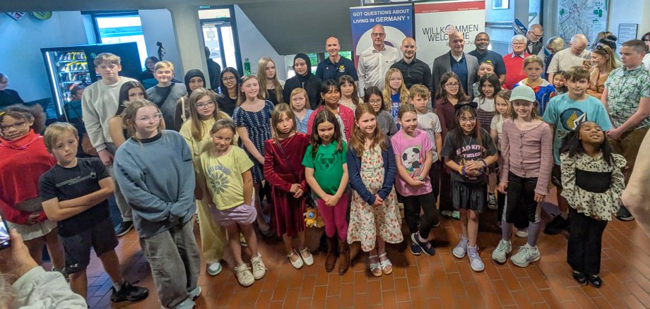 Foto der ausstellenden Schülerinnen und Schülern im Rathausfoyer.
