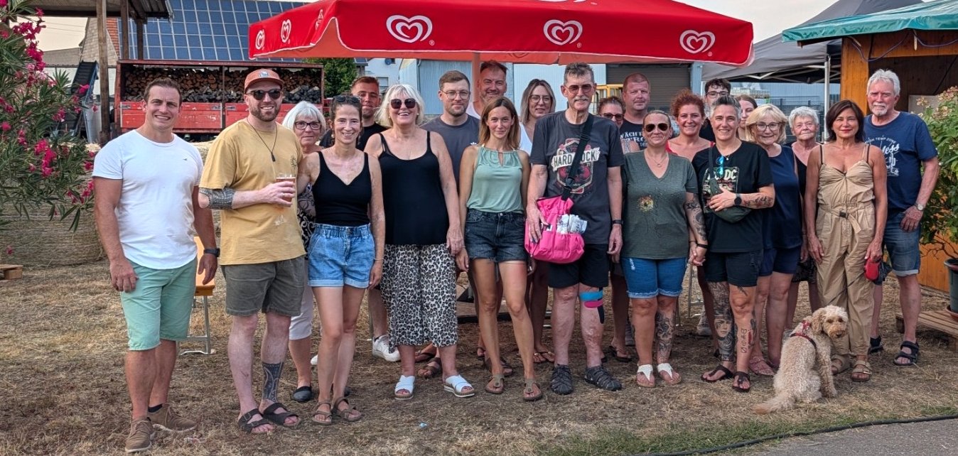 Gruppenfoto mit den Organisatoren des Straßenfestes
