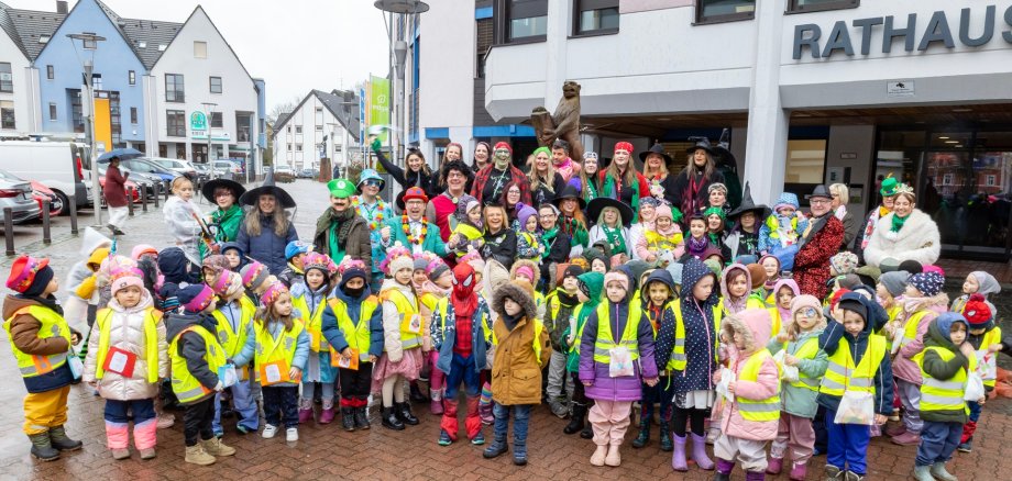 Gruppenbild mit Hexen vorm Rathaus
