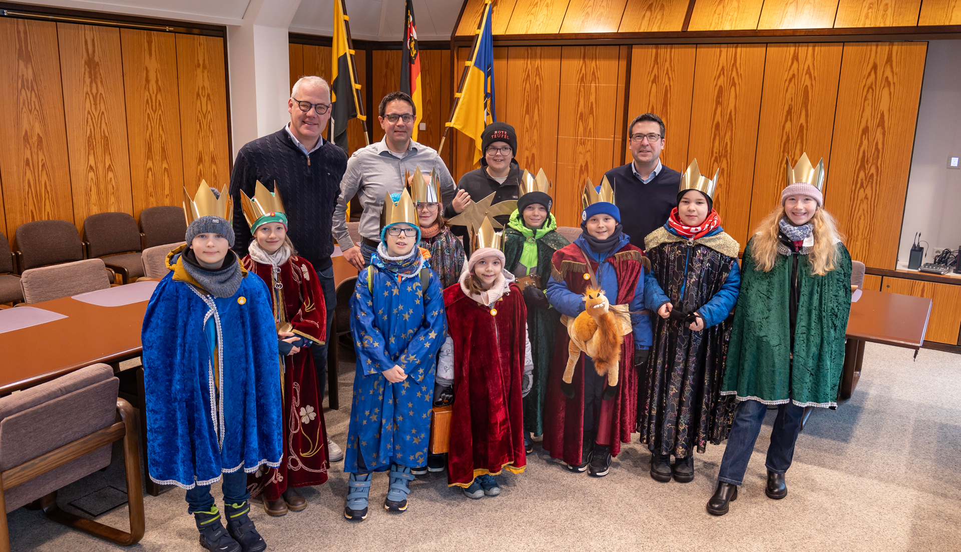 Sternsinger, Bürgermeister und Beigeordnete im Sitzungssaal