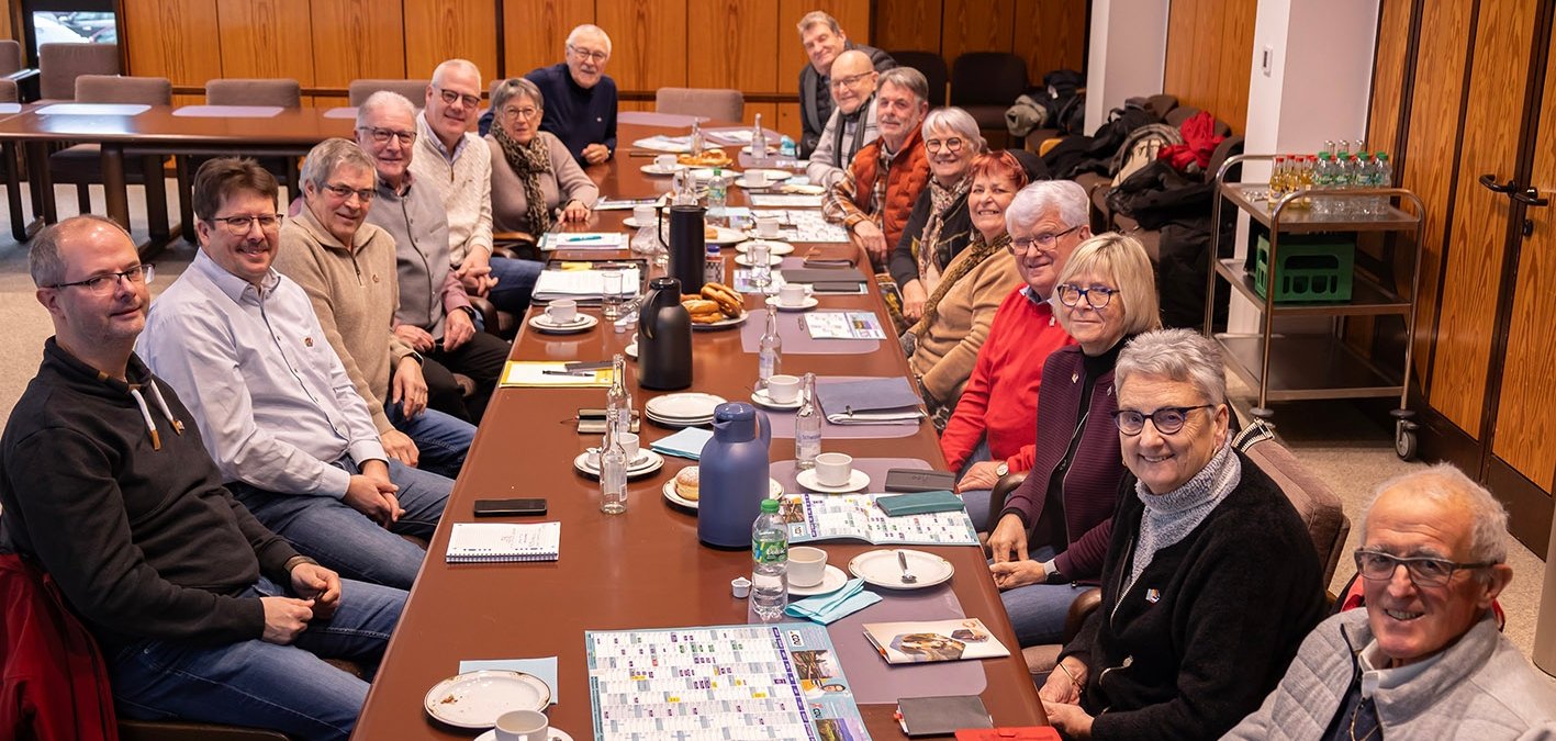 Gruppenfoto im Sitzungssaal