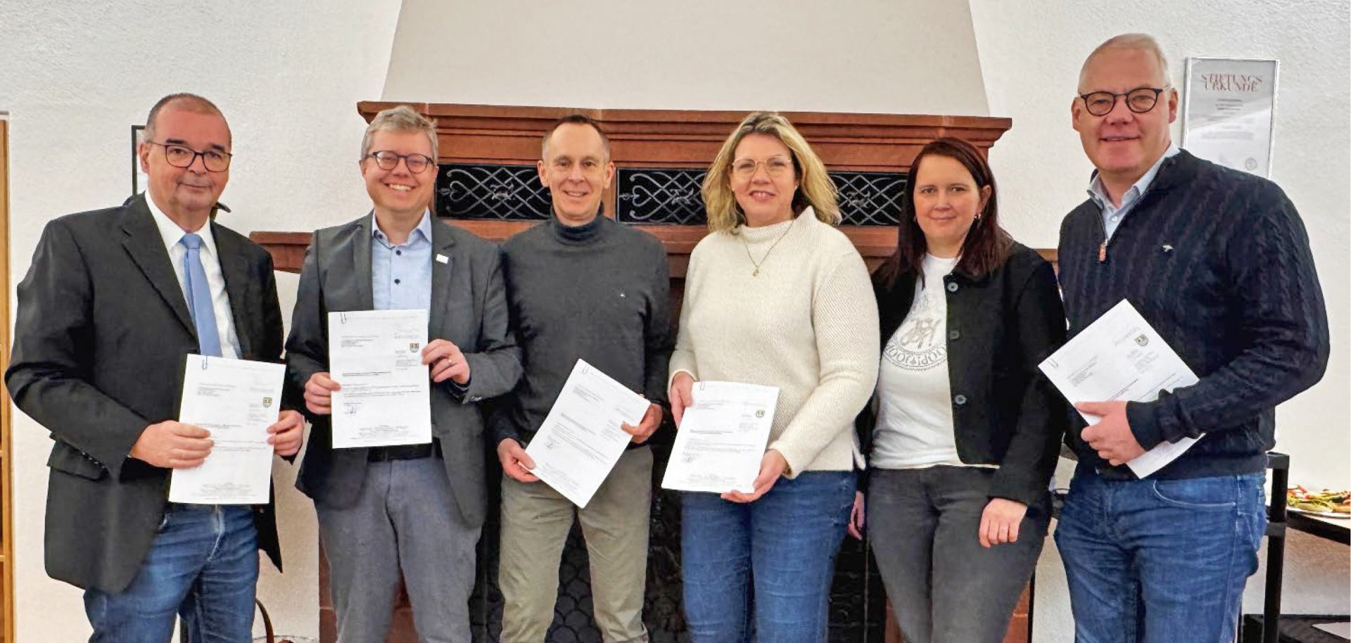 Gruppenbild nach der Unterzeichnung