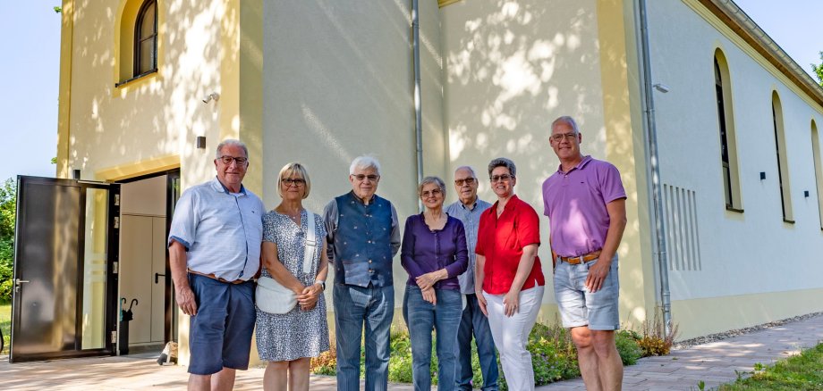 Gruppenbild vor dem Kolumbarium