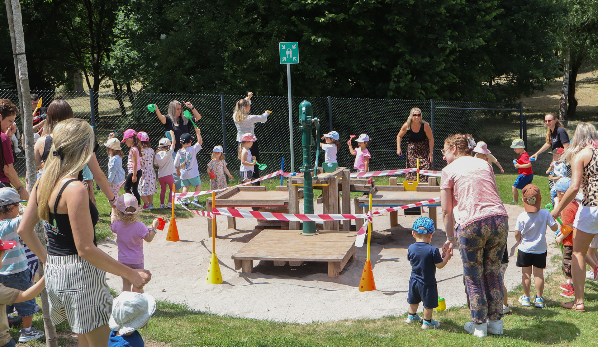 Kinder und Erwachsene am Wasserspielplatz vor der Eröffnung
