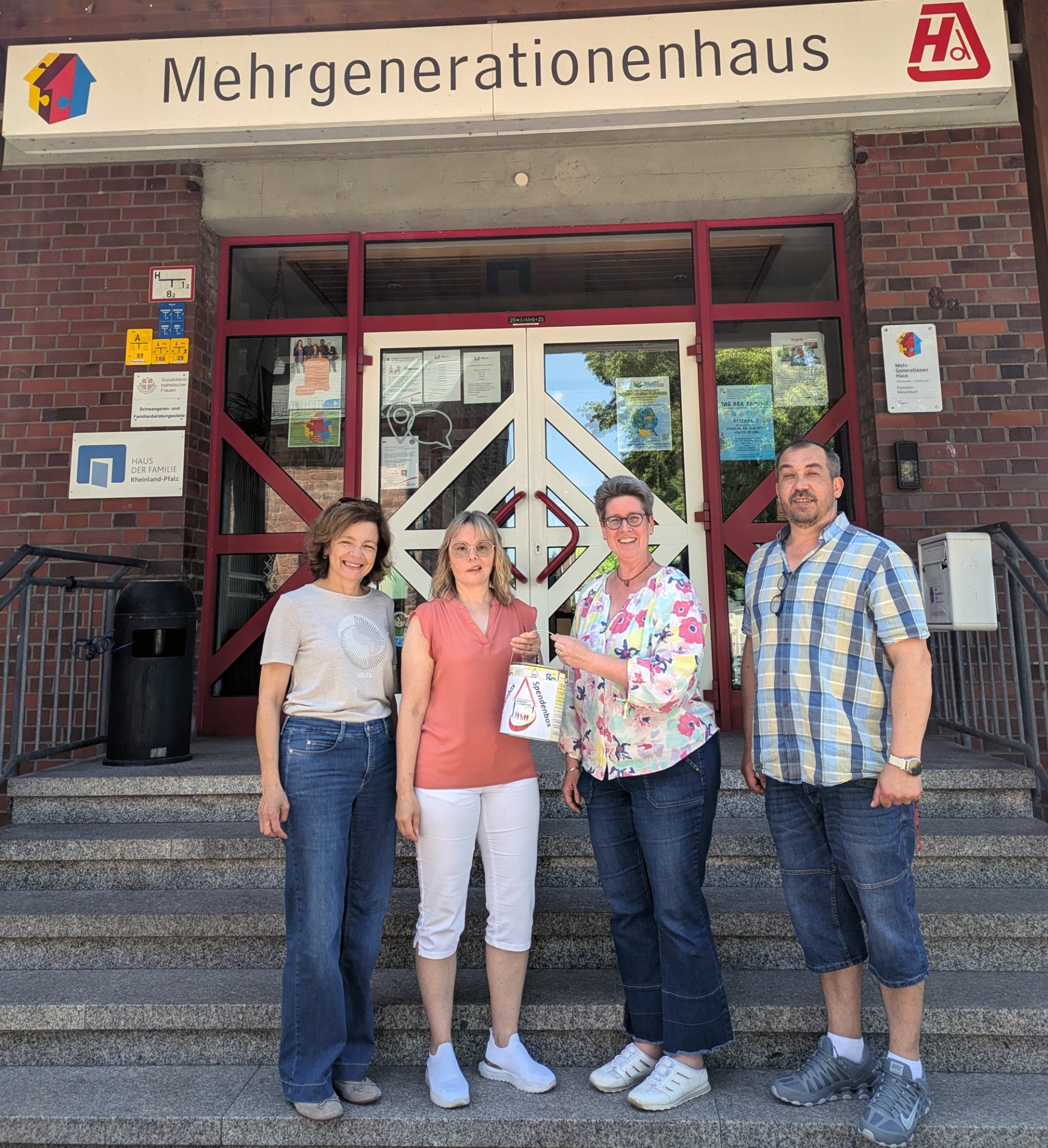 Foto vor dem Eingang zum MGH