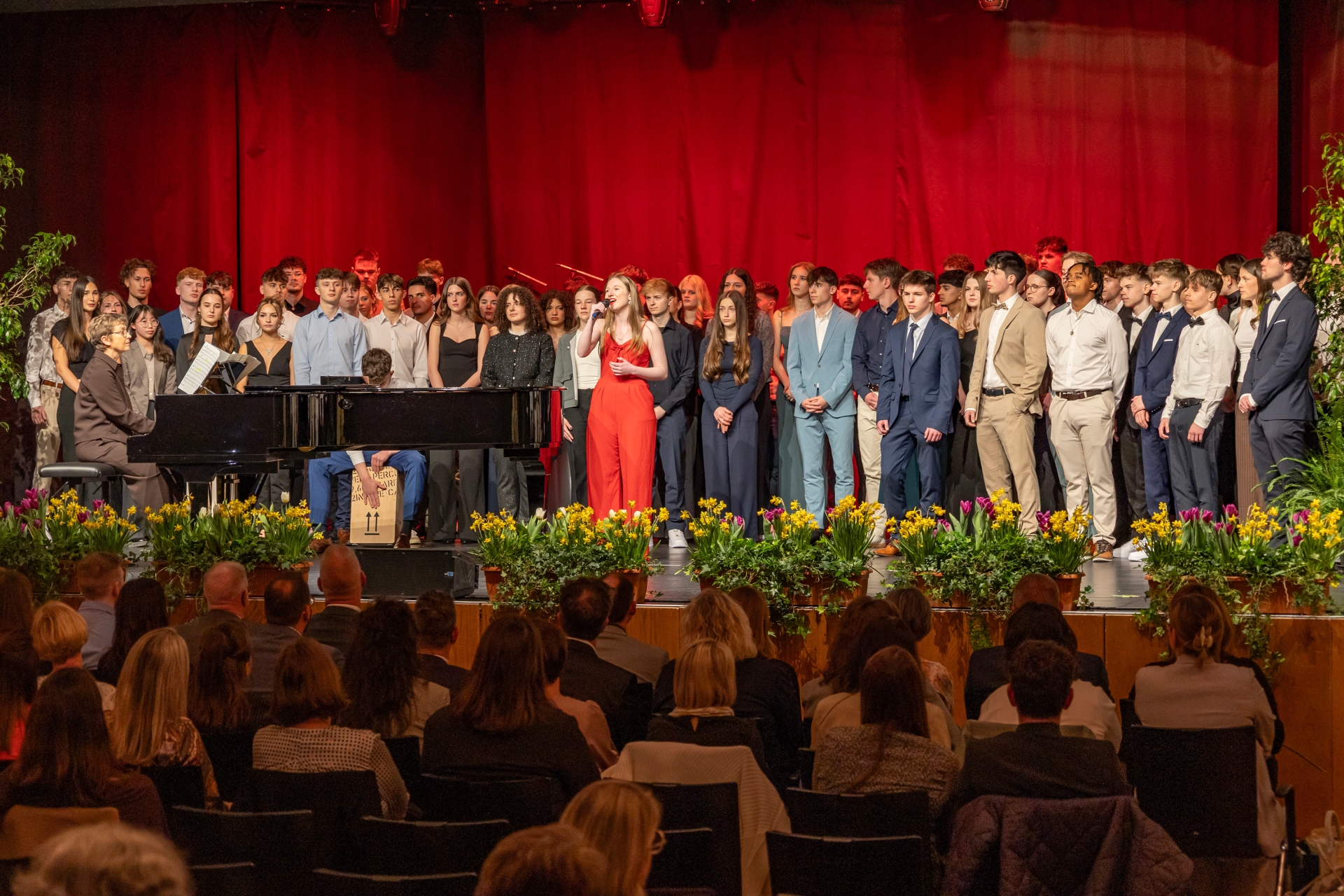 Der gesamte Abiturjahrgang auf der Bühne des CCR