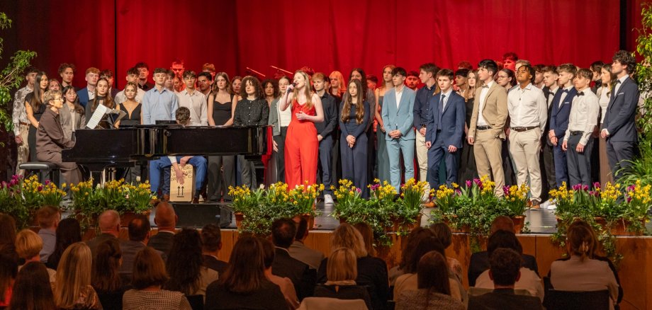 Der gesamte Abiturjahrgang auf der Bühne des CCR