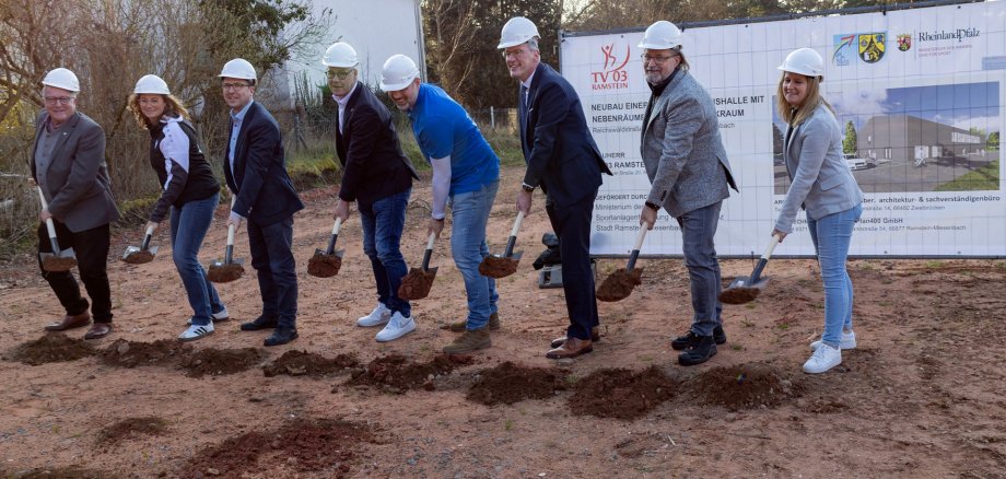 Akteure beim Spatenstich