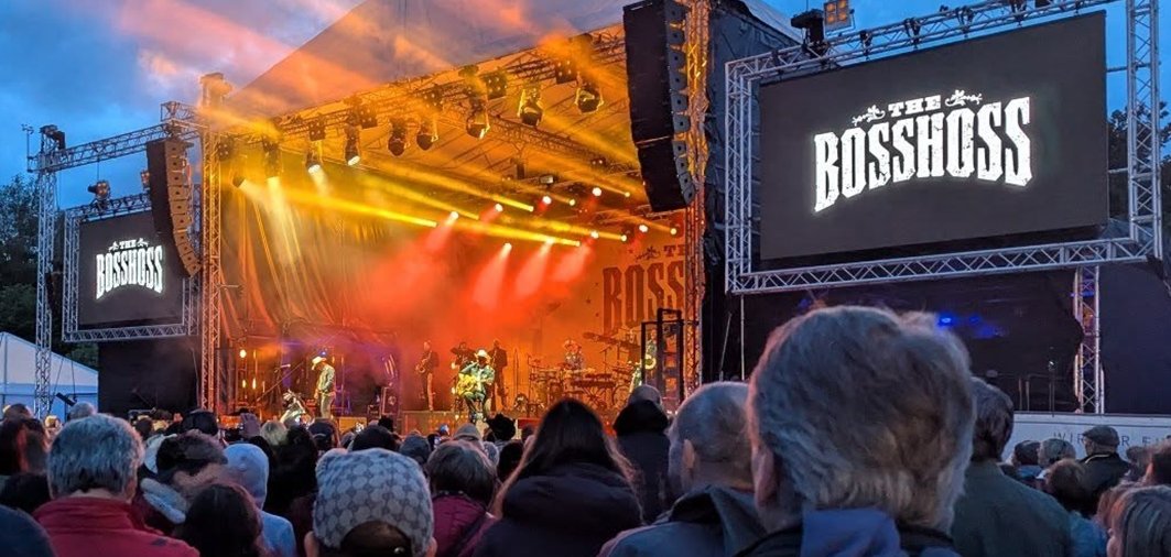 Blick zur Bühne beim Auftritt von Boss Hoss