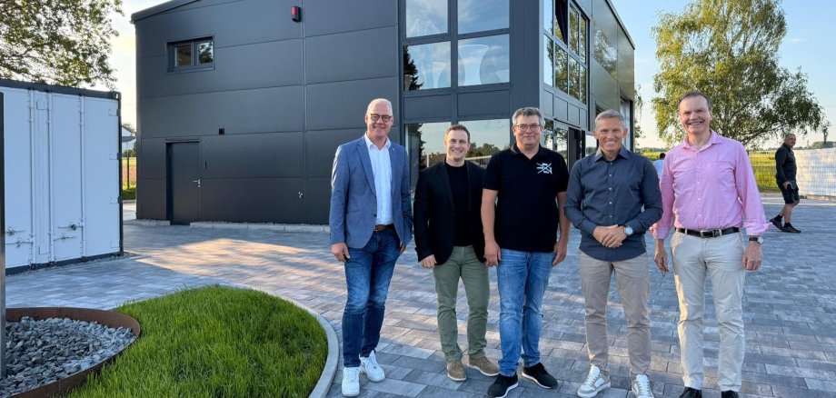 Gruppenbild vor der neuen Halle