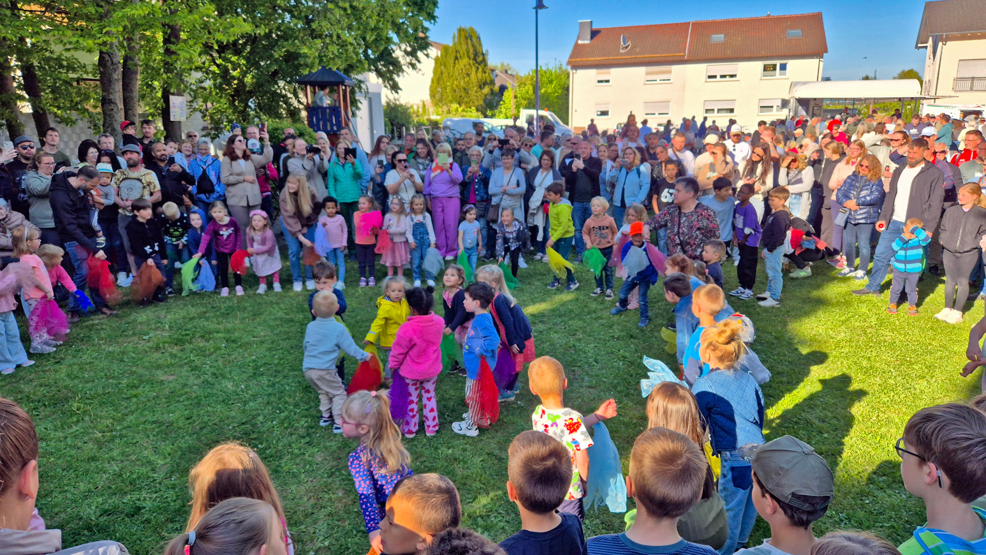 Aufstellen des Freiheitsbaumes in Steinwenden