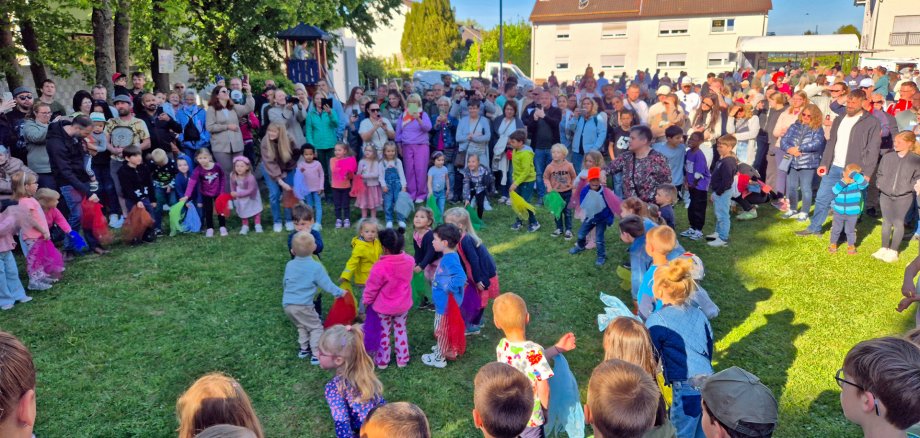 Aufstellen des Freiheitsbaumes in Steinwenden