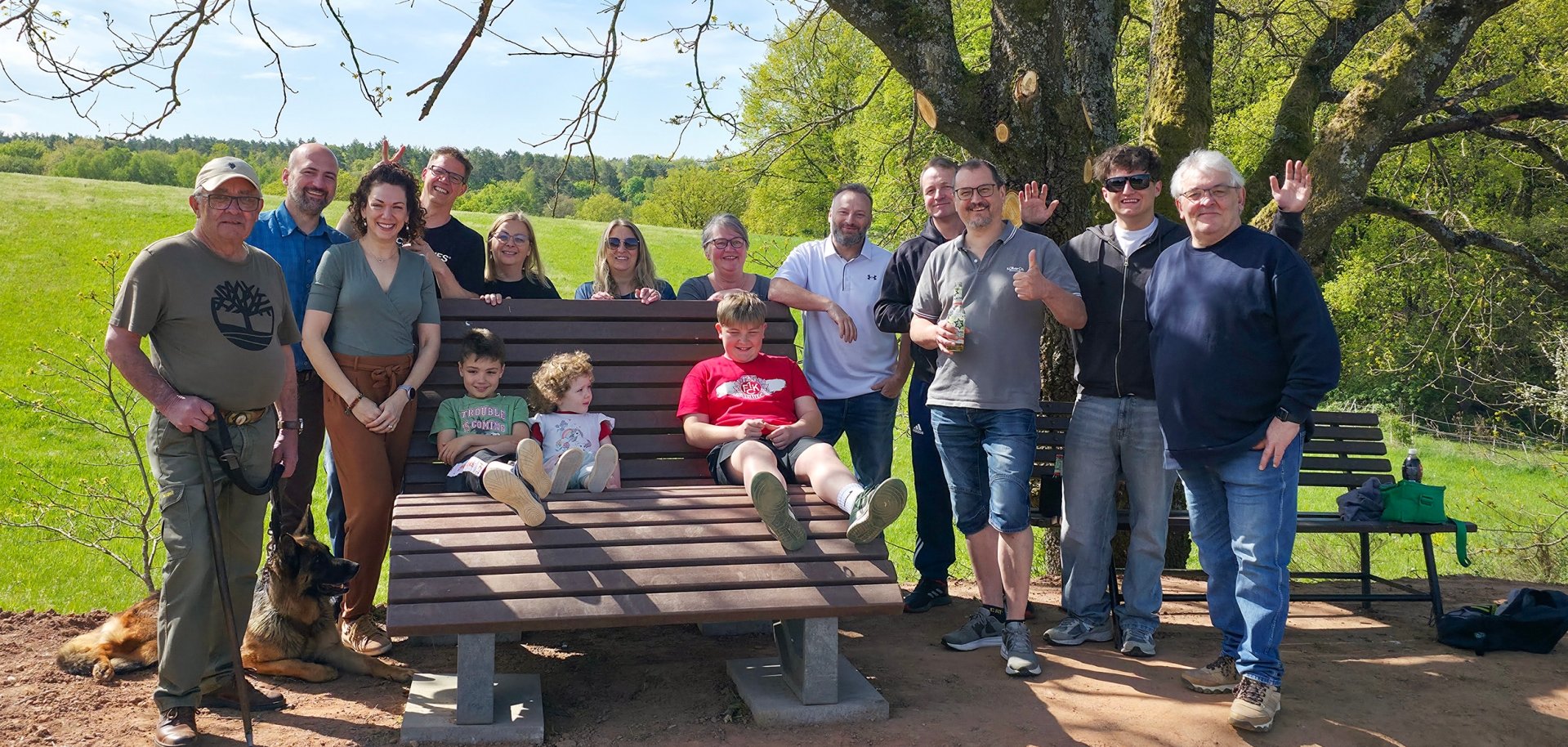 Gruppenbild mit Sitzbank
