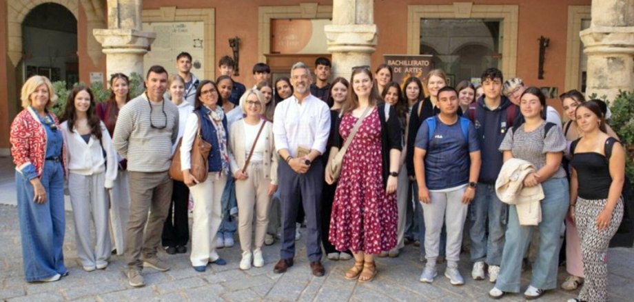 Gruppenbild mit Bürgermeister im Rathaus von Rota