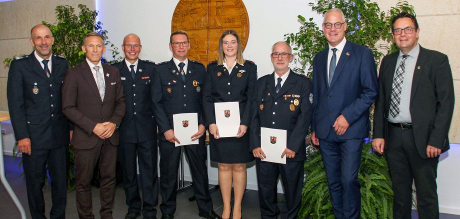 Gruppenbild mit den geehrten Feuerwehrleuten