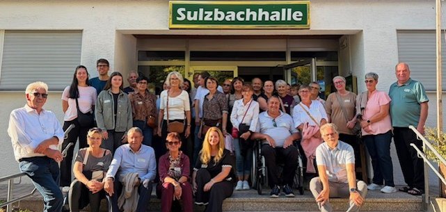 Gruppenbild vor der Sulzbachhalle in Kottweiler-Schwanden