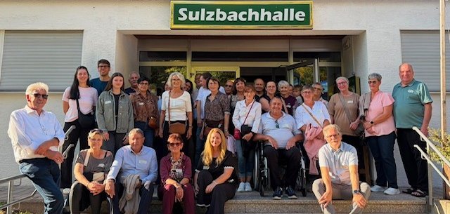 Gruppenbild vor der Sulzbachhalle in Kottweiler-Schwanden