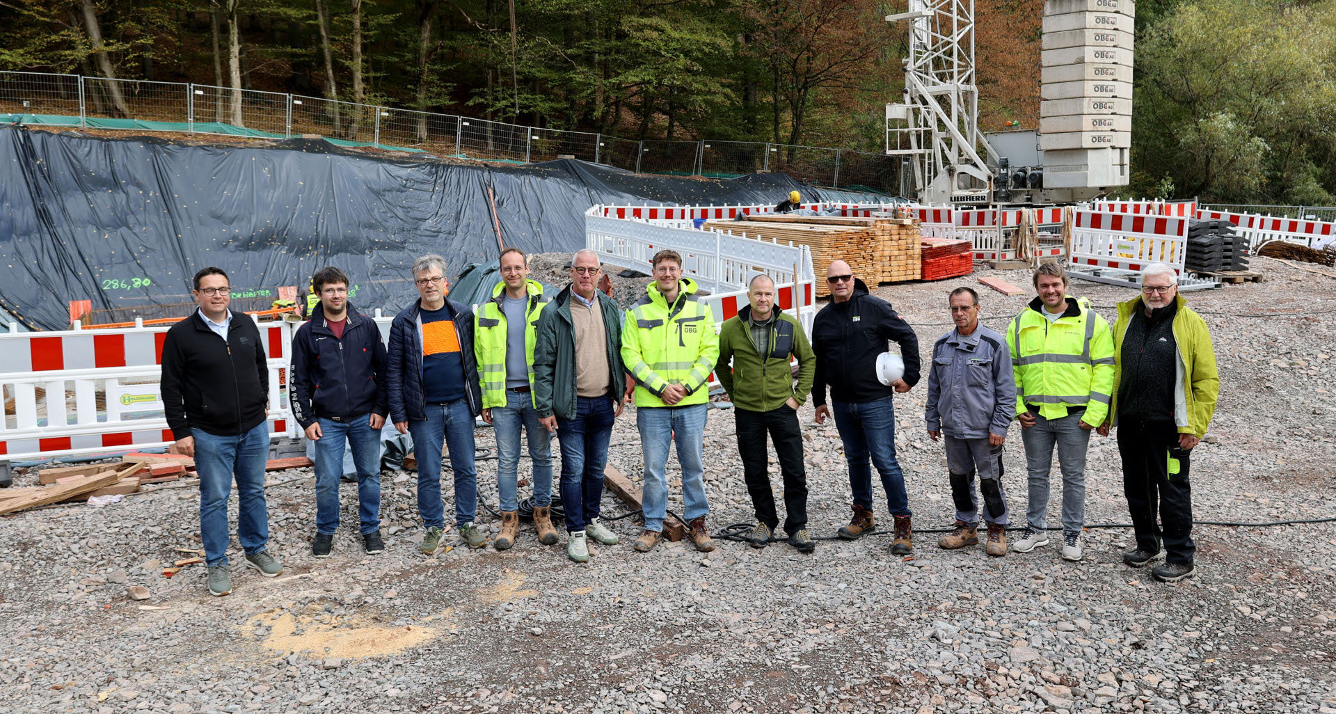 Gruppenbild vor der Baustelle der neuen Kläranlage