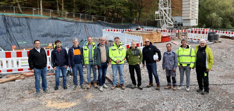 Gruppenbild vor der Baustelle der neuen Kläranlage