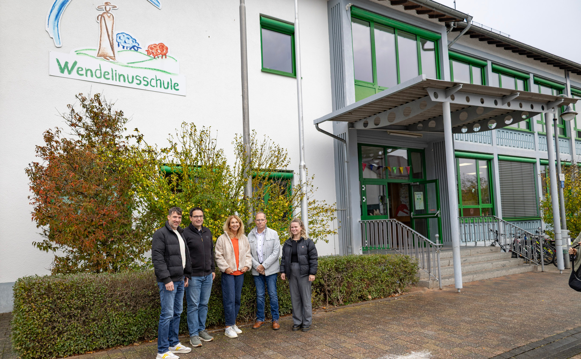 Beteiligte am Projekt vor dem Eingang der Wendelinusschule