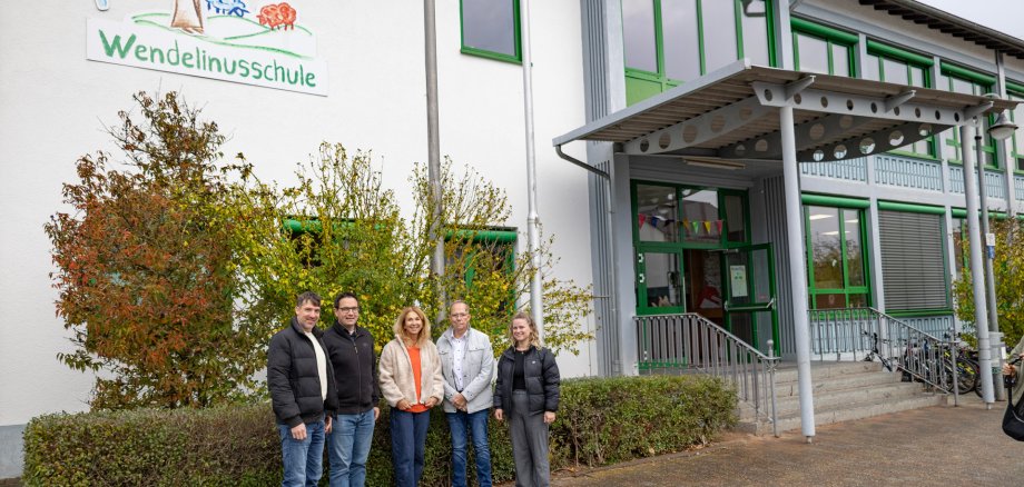 Beteiligte am Projekt vor dem Eingang der Wendelinusschule