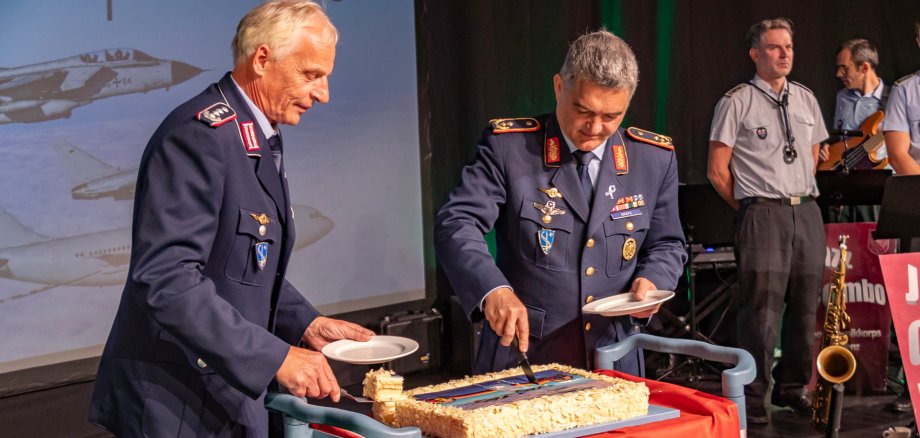 Anschneiden der Geburtstagstorte