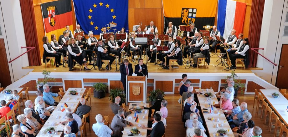 Blick in den Saal und auf die Bühne