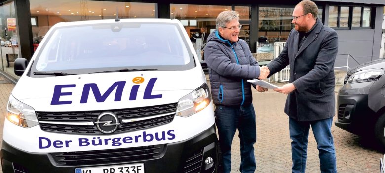 Übergabe des Bürgerbusses beim Opel-Händler